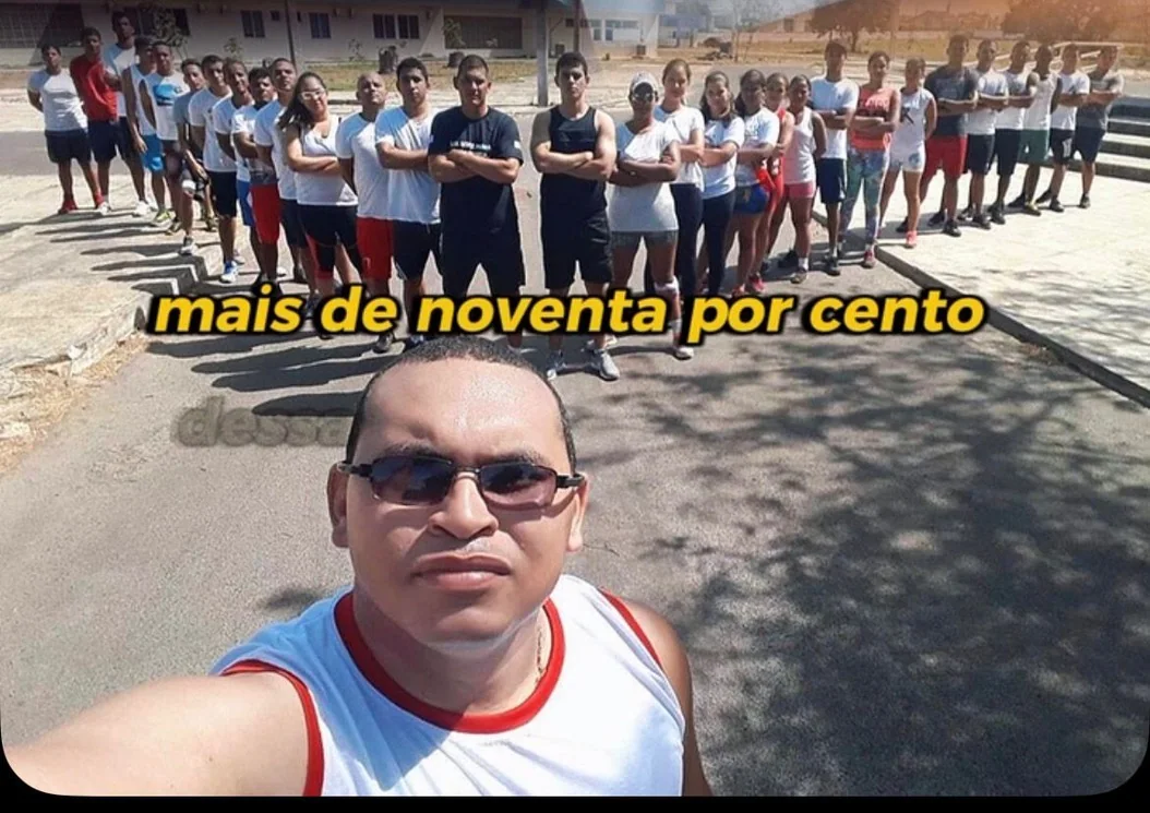 Turma em treinamento físico para concurso militar
